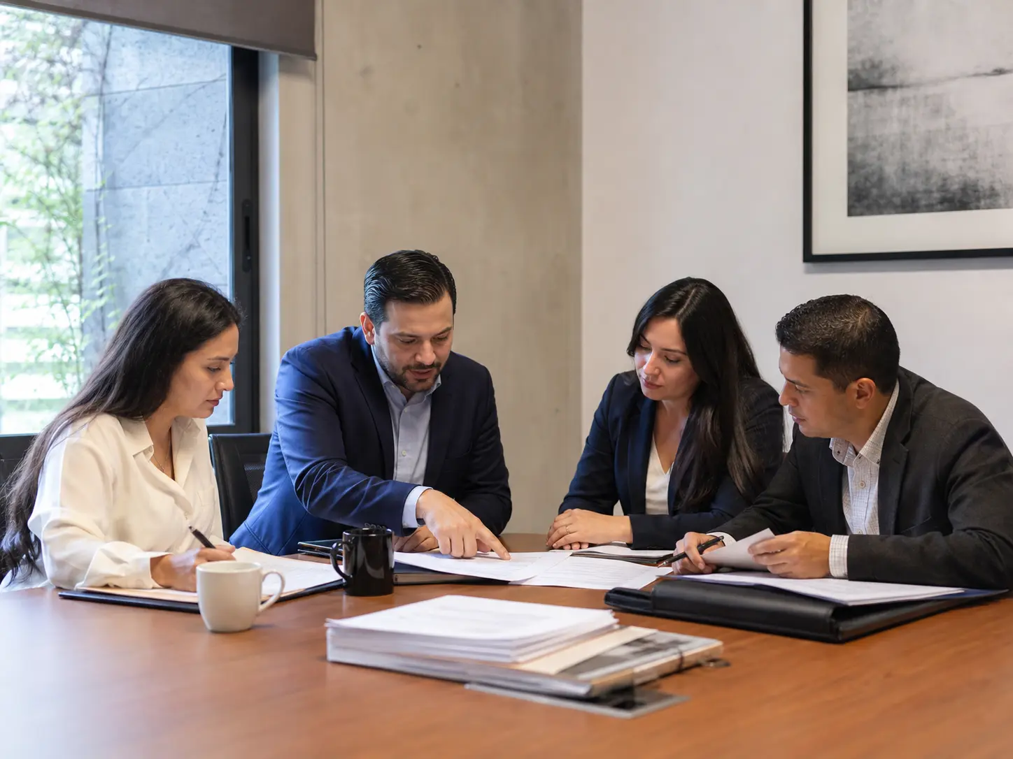 Equipo jurídico de Firma Legal Zepeda Sepúlveda analizando un caso alrededor de una mesa de juntas